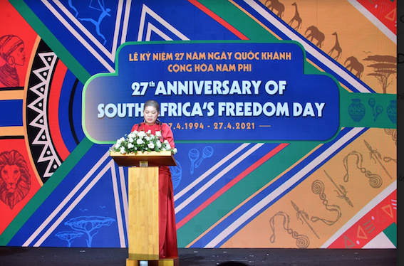 Bà[-]Đỗ[-]Thị[-]Kim[-]Liên[-]tổ[-]chức[-]lễ[-]kỷ[-]niệm[-]27[-]năm[-]Quốc[-]khánh[-]Cộng[-]hòa[-]Nam[-]Phi[-]và[-]ra[-]mắt[-]sách[-]"Liên[-]và[-]những[-]giấc[-]mơ"